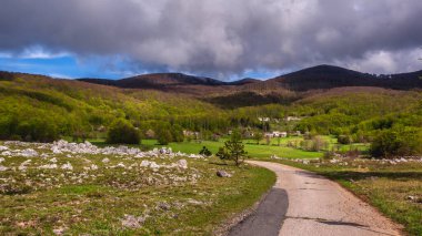 Yollu Zukalj köyünün panoraması. Kuzey Velebit, Hırvatistan.