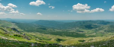 Otric Village ve çevresindeki panorama. Postak Peek 'ten görüntü. Lika, Hırvatistan.