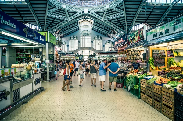 ВАЛЕНЦИЯ, ИСПАНИЯ - 14 июля: Покупки на рынке толстой кишки. The bui — стоковое фото