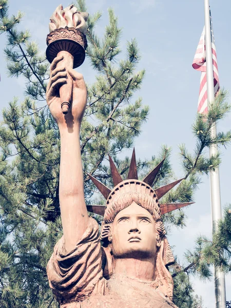 OAKHURST, USA - 14 SETTEMBRE: Statua Liberty in legno a settembre — Foto Stock