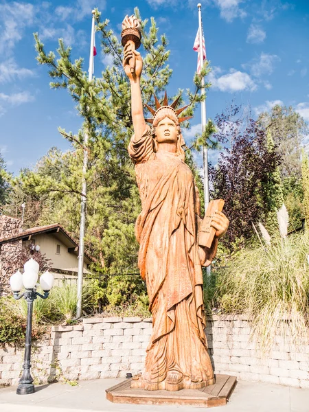 ОХУРСТ, США - 14 сентября: деревянная статуя Свободы. — стоковое фото