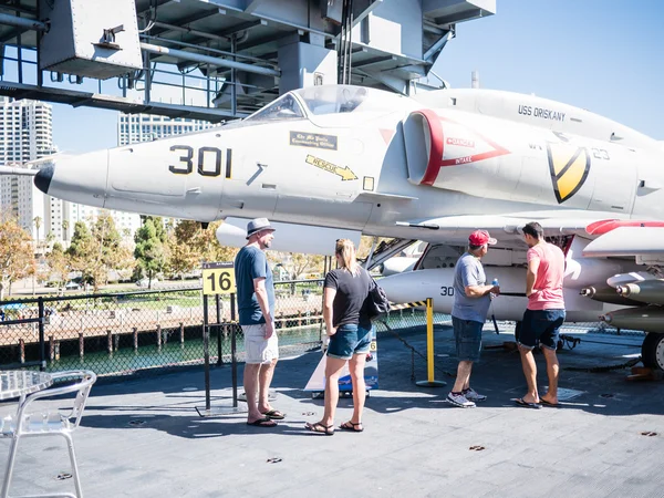 SAN DIEGO, EUA - SETEMBRO 19: Visitantes no USS Midway em setembro — Fotografia de Stock