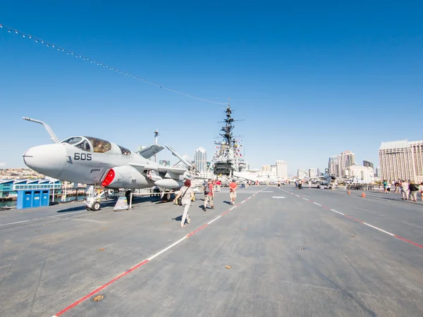 San Diego, Verenigde Staten-19 september: bezoekers op de USS Midway op sep — Stockfoto