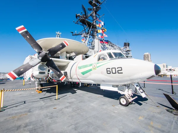 SAN DIEGO, EUA - SETEMBRO 19: Visitantes no USS Midway em setembro — Fotografia de Stock