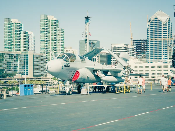 SAN DIEGO, EUA - SETEMBRO 19: Visitantes no USS Midway em setembro — Fotografia de Stock