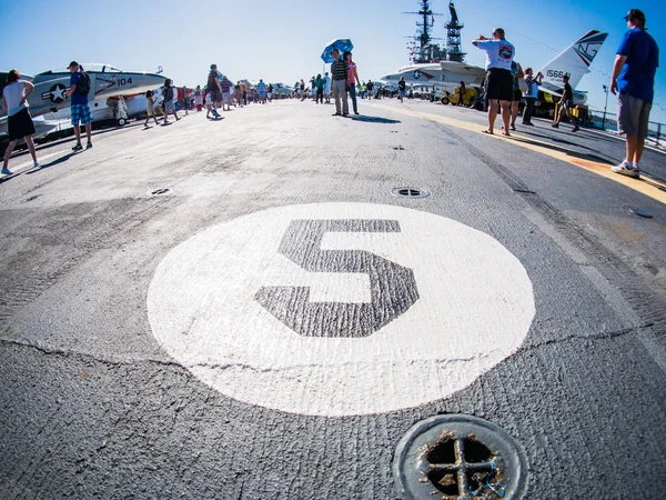 SAN DIEGO, EUA - SETEMBRO 19: Visitantes no USS Midway em setembro — Fotografia de Stock