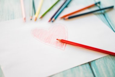 Kağıt üzerinde kırmızı boyalı kalp Close-Up