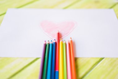 Kağıt üzerine boyalı kırmızı kalp