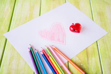 Kırmızı kalp ve kağıt üzerinde Noel kalp boyalı