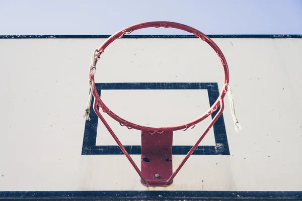 Basketbalový kroužek bez sítě ve dne — Stock fotografie