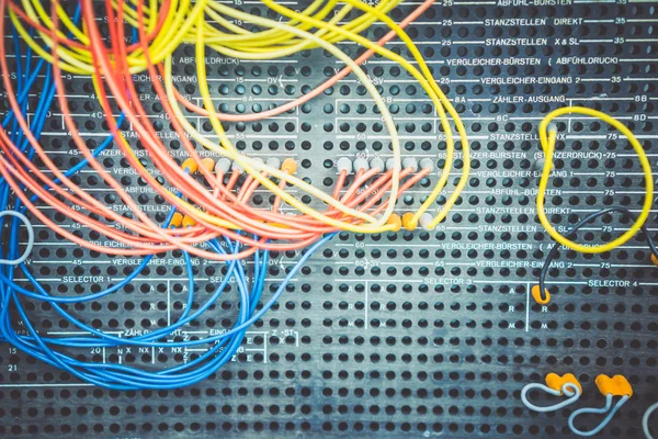 Banyak kabel yang berbeda dimasukkan ke dalam dinding — Stok Foto