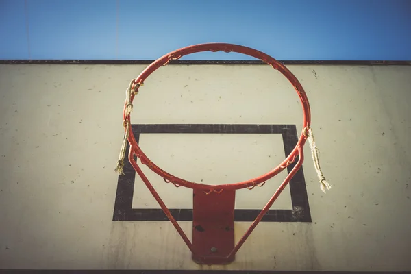 Баскетбольное кольцо без сетки днем — стоковое фото