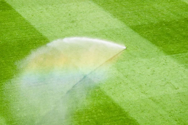 Stadio del tappeto erboso di irrigazione — Foto Stock