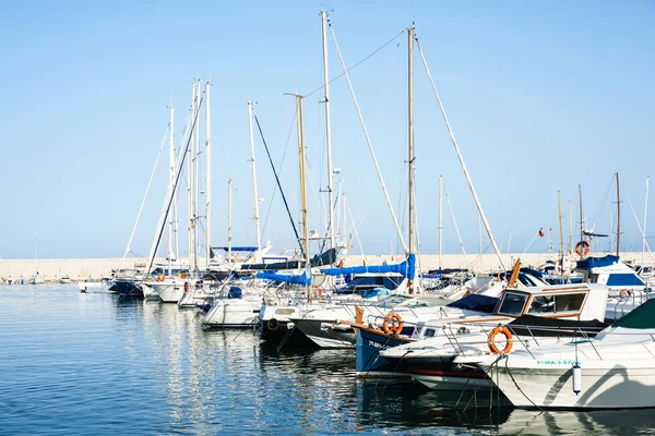 Yachts amarrés dans la baie — Photo