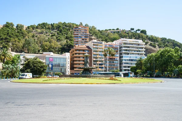 Uitzicht op central park in Malaga vanaf weg in zonlicht — Stockfoto