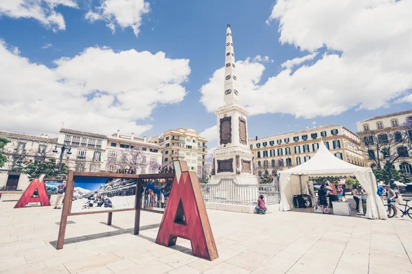 Mavi gökyüzünün altında ünlü Merced Meydanı — Stok fotoğraf