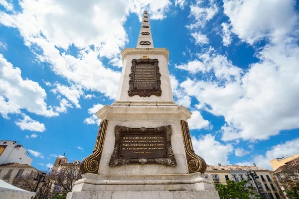 Vista no monumento famoso em Merced quadrado contra de céu azul com nuvens brancas — Fotografia de Stock