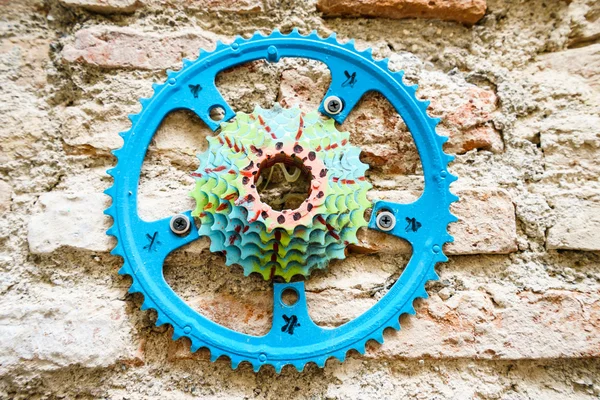 Close-up van tandwiel van fiets op muur — Stockfoto