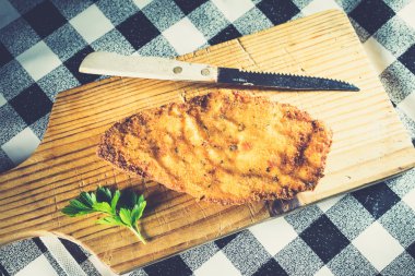 Gemide hırpalanmış tavuk Close-Up