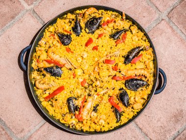 geleneksel paella yemek