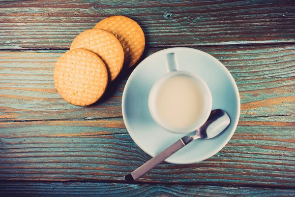 Detail hrnek mléka a tři soubory cookie — Stock fotografie