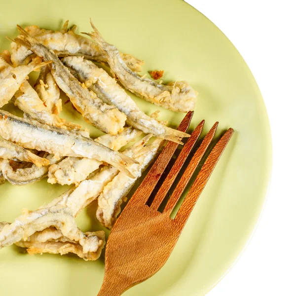 Close-up de peixe frito e garfo de madeira — Fotografia de Stock