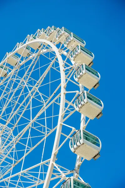 Primo piano della ruota panoramica bianca contro il cielo azzurro chiaro — Foto Stock