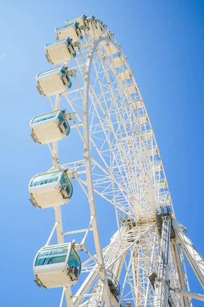 Nahaufnahme eines weißen Riesenrads vor strahlend blauem Himmel — Stockfoto