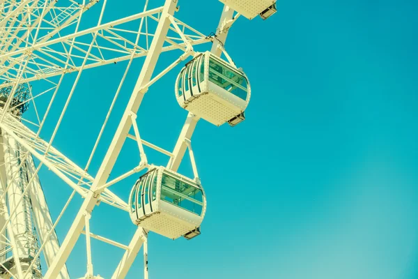 Close-up da roda gigante branca contra do céu azul claro — Fotografia de Stock