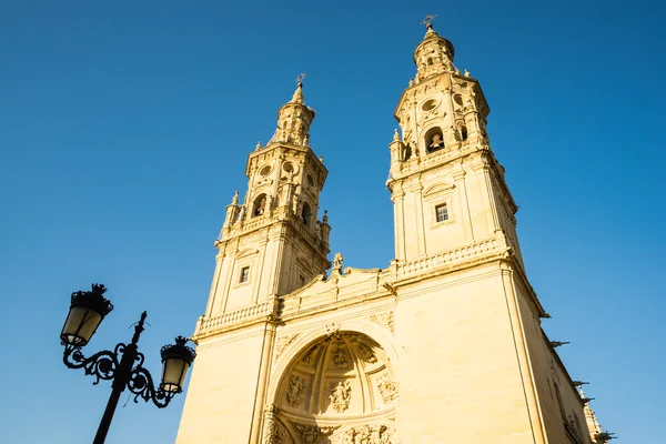 Logrono katedrála proti modré oblohy s pouliční lampa — Stock fotografie