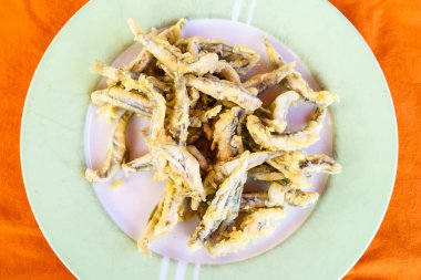 Kızarmış balığın gündüz vakti yakın plan çekimi. Yukarıdan.