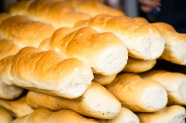 İştah açıcı taze ekmekler yığının içine konur.. 