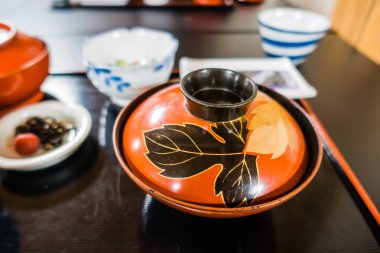 Geleneksel Japon yemeklerini kapatın.