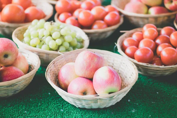 Horizontale Aufnahme Des Obstsortiments Auf Dem Markt — Stockfoto