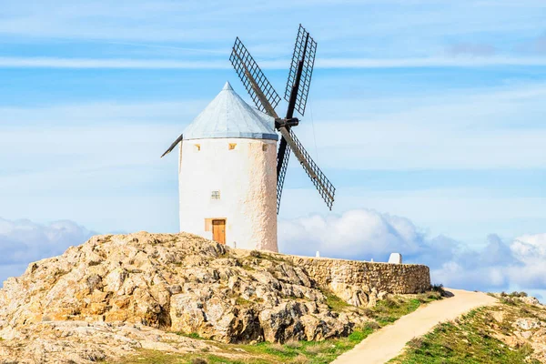 コンスエグラ シウダレアル スペインの曇り空の背景に配置された素朴な風車 — ストック写真