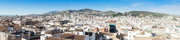 スペイン グラナダの屋根の上の日当たりの良い街並み — ストック写真