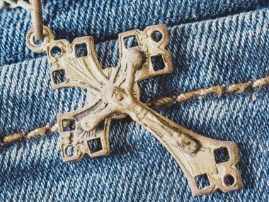 Kot pantolonda Hıristiyan haçı
