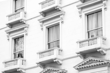 Yatay açık hava, küçük balkonlu pencerelerin siyah beyaz görüntüsü.. 