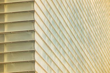 Duvarları altın renkli tahtalarla kaplı bir binanın köşesi.. 