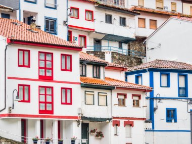 CUDILLERO, İspanya - 19 Ekim 2019: Teraslı evleri, balıkçı köyü ve turistik beldesi olan Cudillero kıyı kasabası