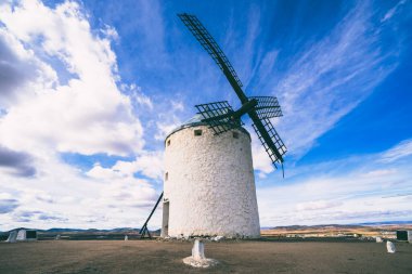 Consuegra, Ciudad Real, İspanya 'da bulutlu gökyüzünün arka planına yerleştirilen kırsal yel değirmeni.