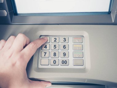 ATM makinesine dokunan adam