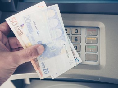 Paralı adam, ATM makinesi.