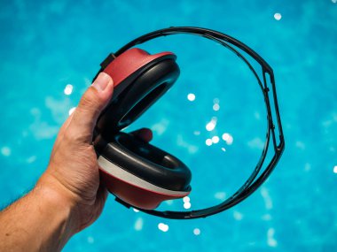 İşçilerin kulaklarını korumak için kulaklık.