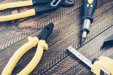 Tahta masadaki farklı çalışma araçlarının yakın plan görüntüsü