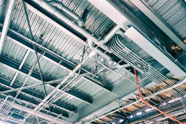 Aşağıdaki borulardan endüstriyel metal yapımı. 