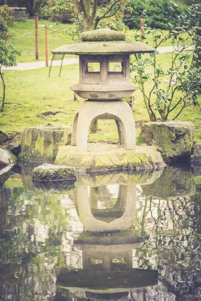 Pequeño Monumento Hecho Con Piedras Colocadas Estanque Tranquilo Tiro Vertical — Foto de Stock