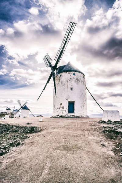 Rustikální Větrný Mlýn Umístěný Pozadí Oblačné Oblohy Consuegra Ciudad Real — Stock fotografie