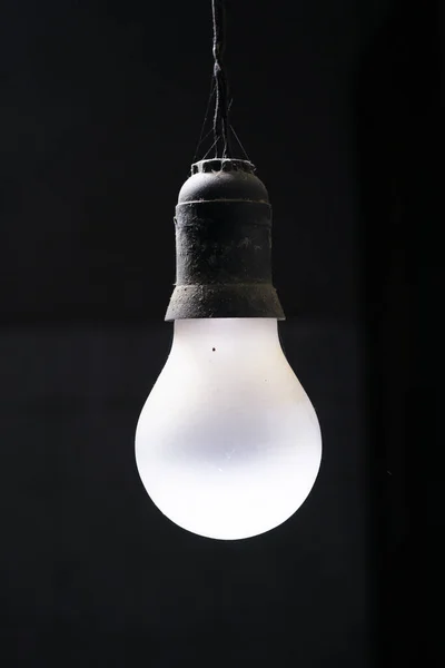 Nahaufnahme Einer Schwarzem Plafond Hängenden Glühbirne Mit Spinnennetz Vor Schwarzem — Stockfoto