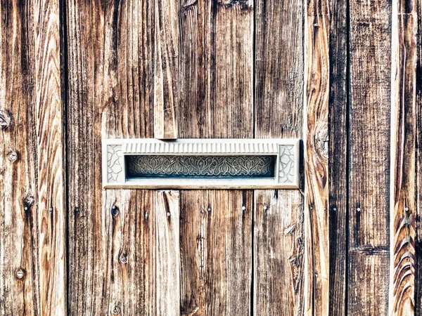 Alter Metallischer Briefkasten Einer Holzwand — Stockfoto